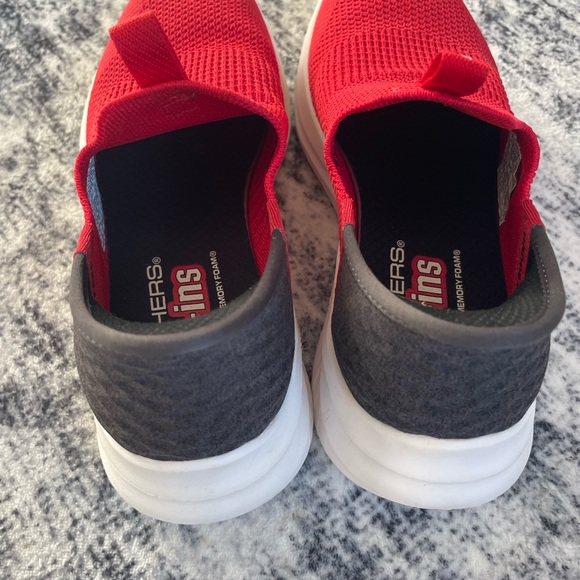 Skechers kids Vibrant Red Slip-On Sneakers size big kid 1 - Picture 3 of 5